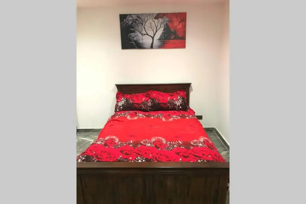 Bright, stylish Studio flat with Sky Sports