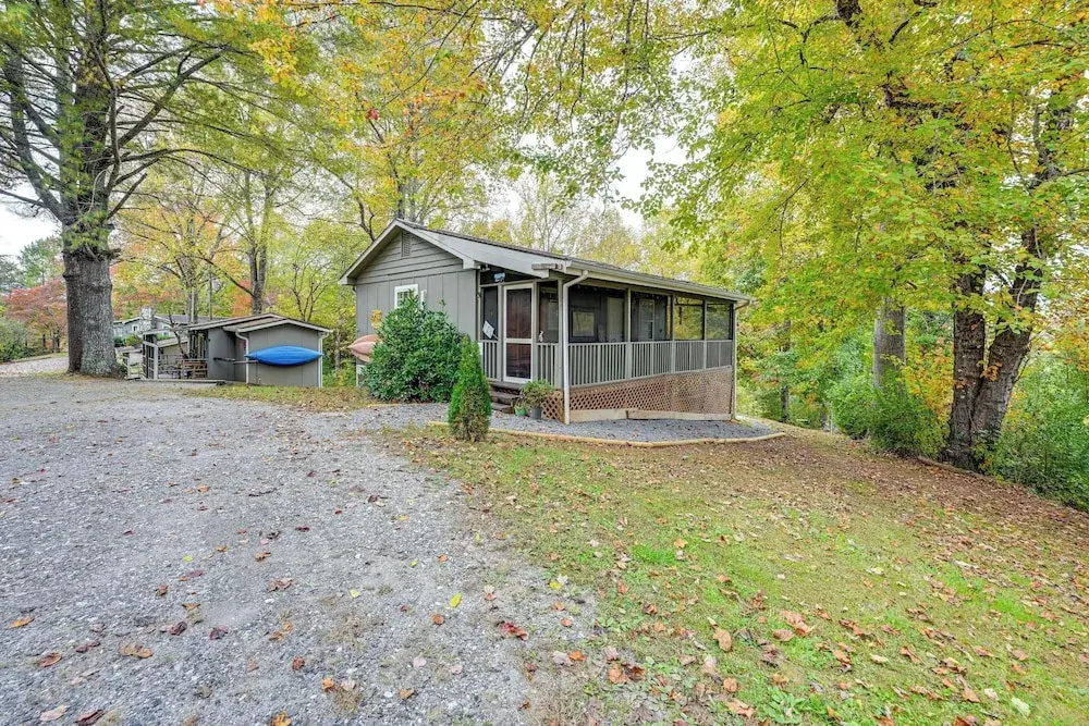 Ski & Hike/shared Hot Tub: Cozy Whittier Retreat!