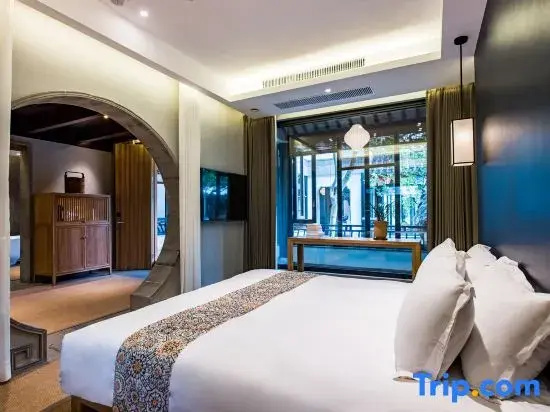3 Bedrooms Deluxe Suite with panoramic view