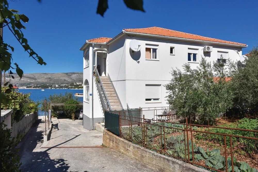 Amazing Home in Okrug Gornji With Wifi and 2 Bedrooms