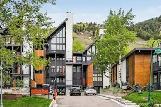 3 Bedroom Mountain Vacation Rental Located 2 Blocks from the Silver Queen Gondola with Heated Pool and Hot Tub