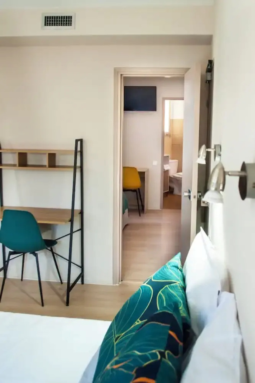 Standard Triple room with city view