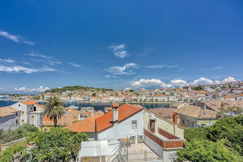 Enolabee Harbour View Apartment