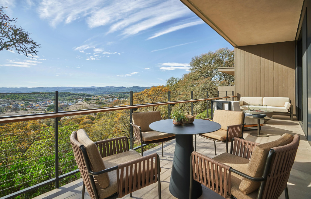 1 Bedroom Deluxe Suite with balcony and with mountain view
