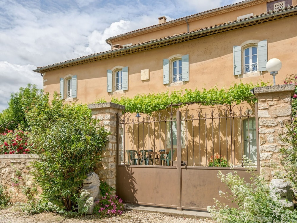 Secluded Holiday Home in Rustrel With Swimming Pool