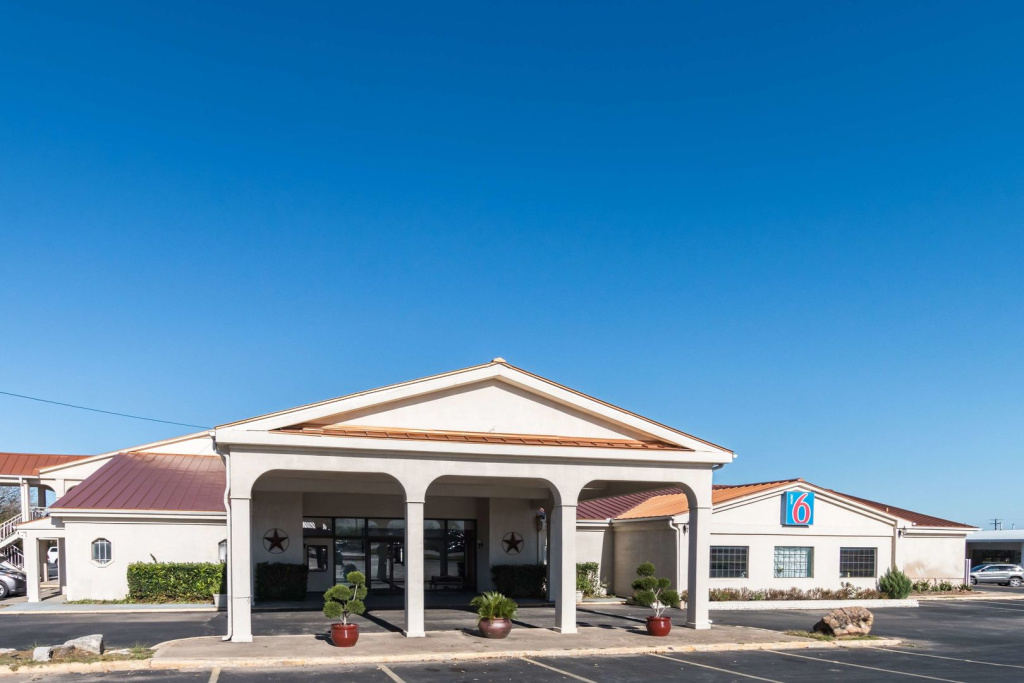 Motel 6 Stephenville, TX