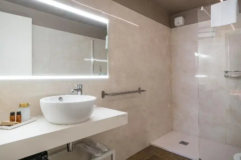 Deluxe Double room (full double bed)