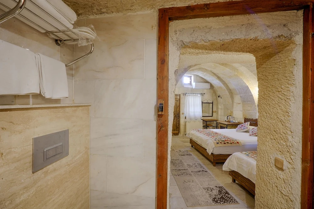 Standard Triple room with courtyard view