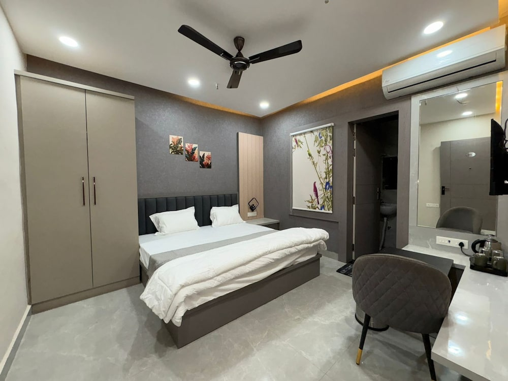 Hotel R J Heights