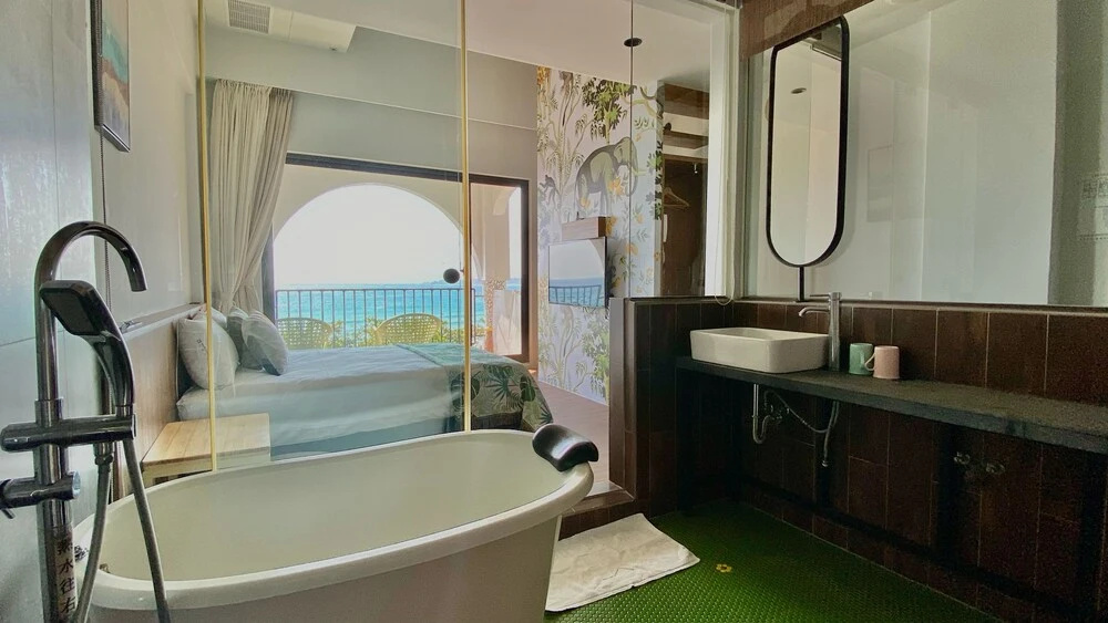 Deluxe Double room with ocean view (full double bed)