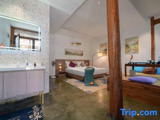 Suite with courtyard view