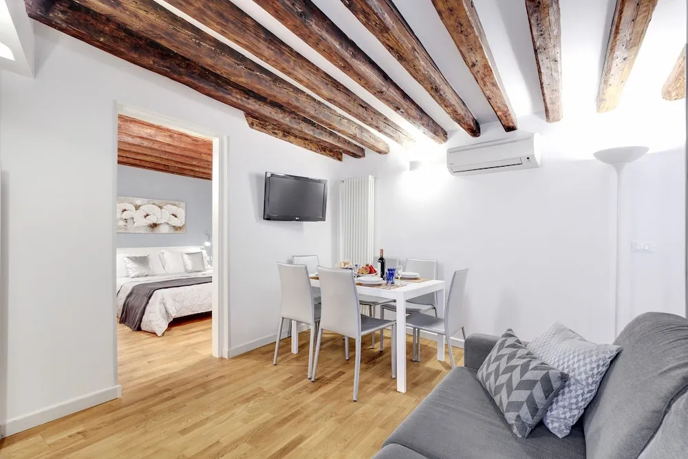 2 Bedrooms Apartment