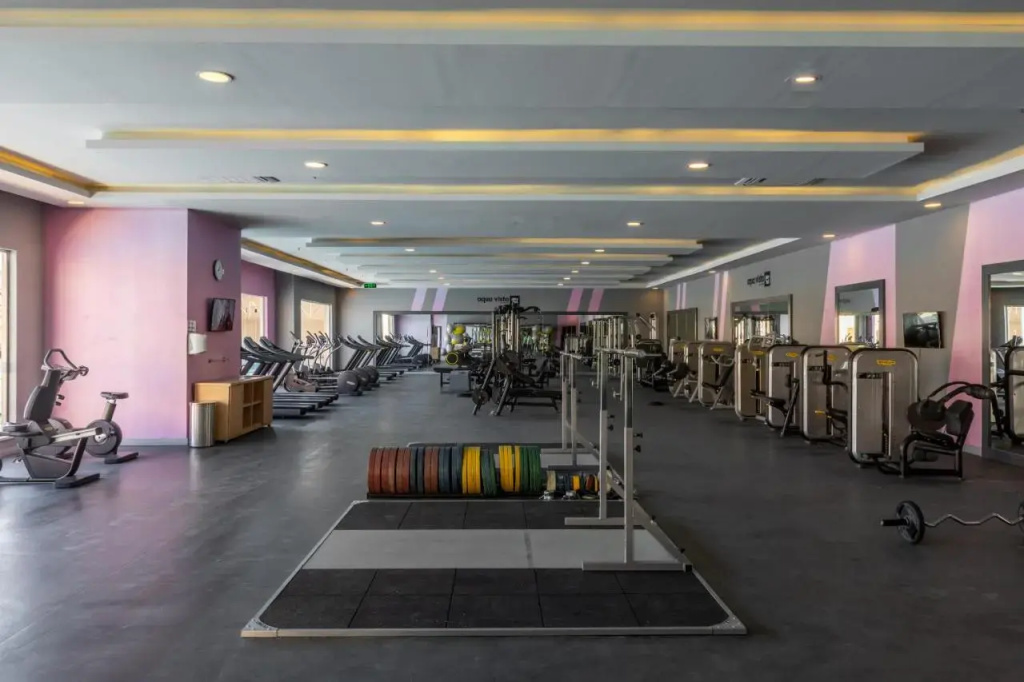 Pickalbatros Aqua Vista Resort - Hurghada: A spacious indoor gym with cardio machines and strength-training equipment.