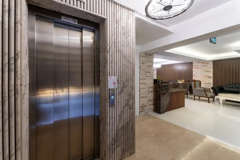 Lobby & Reception
