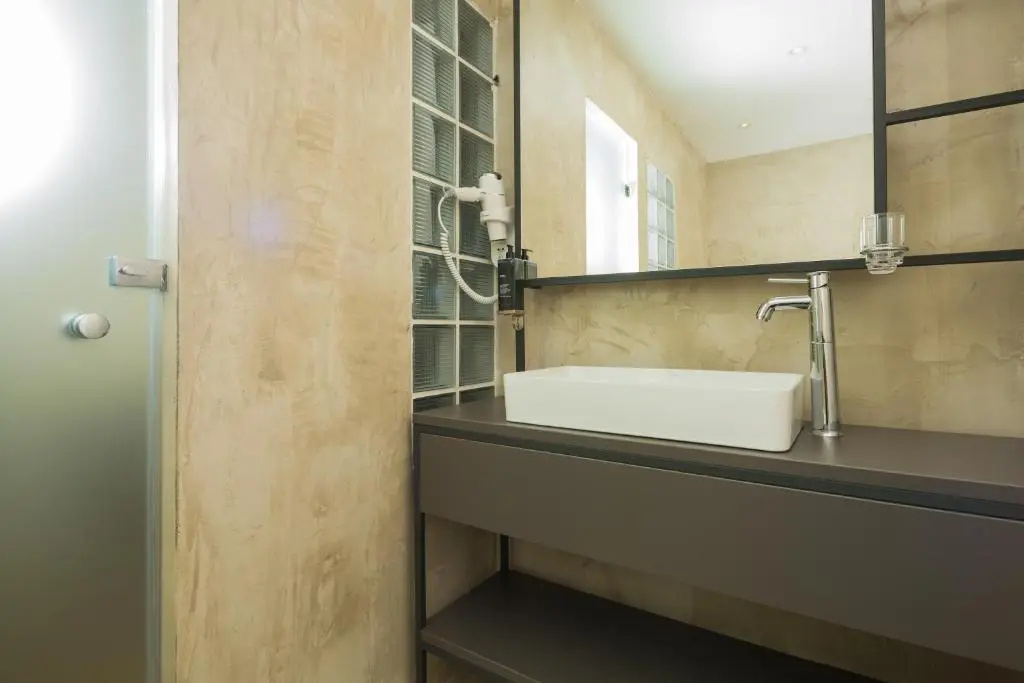 Deluxe Double room with balcony (full double bed)