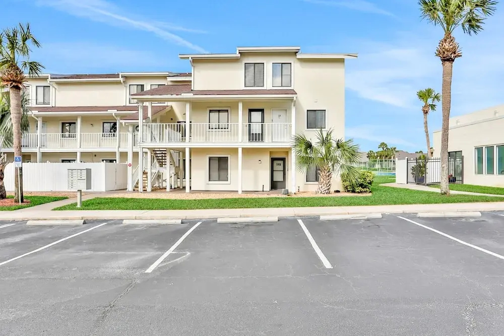 Ground-floor Condo Next to the Tennis Courts With 2 Pools, Sauna, Beach Access