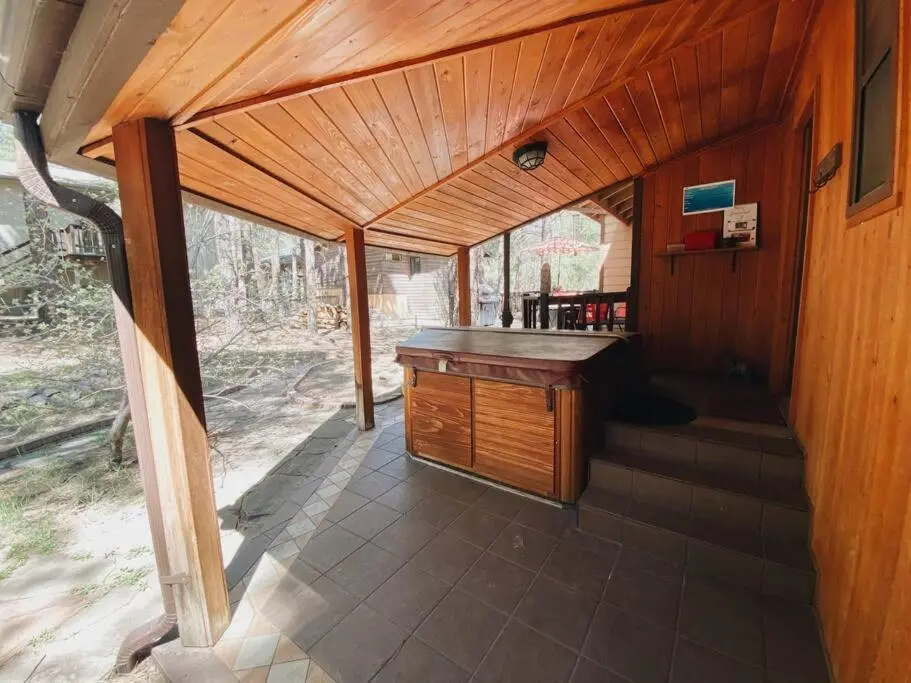 Cheerful Kathys Cabin on Lake Mary Rd, Hot Tub Spa, King Bed, Close to NAU & Airport!
