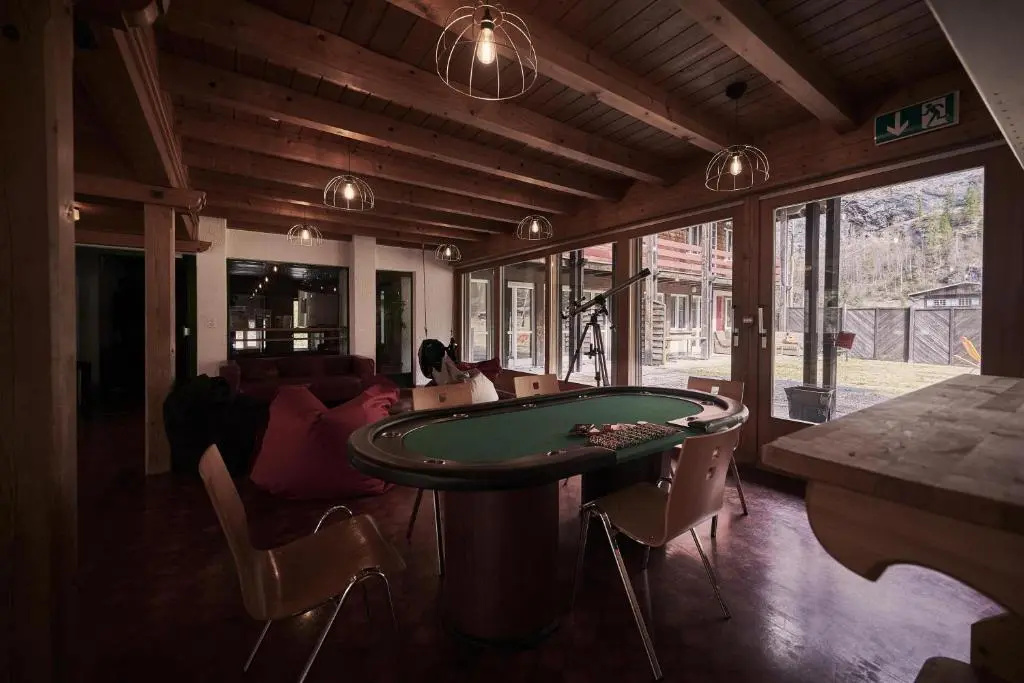 Alpine Base Hostel - Adults only