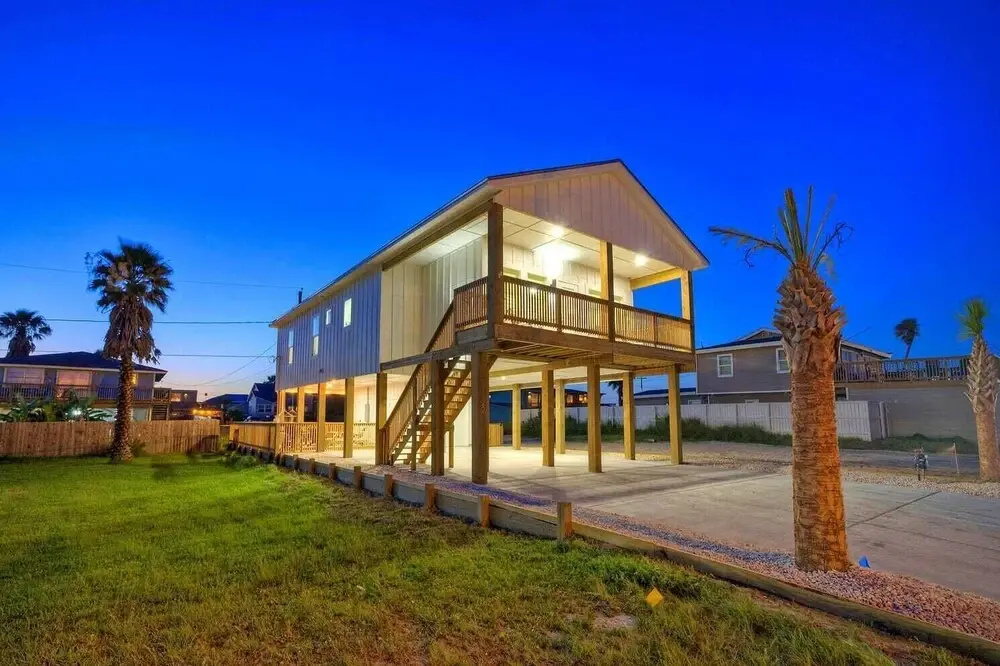 New Build! Priv Pool, Firepit, Walk to the Beach Alright, Alright by Avantstay