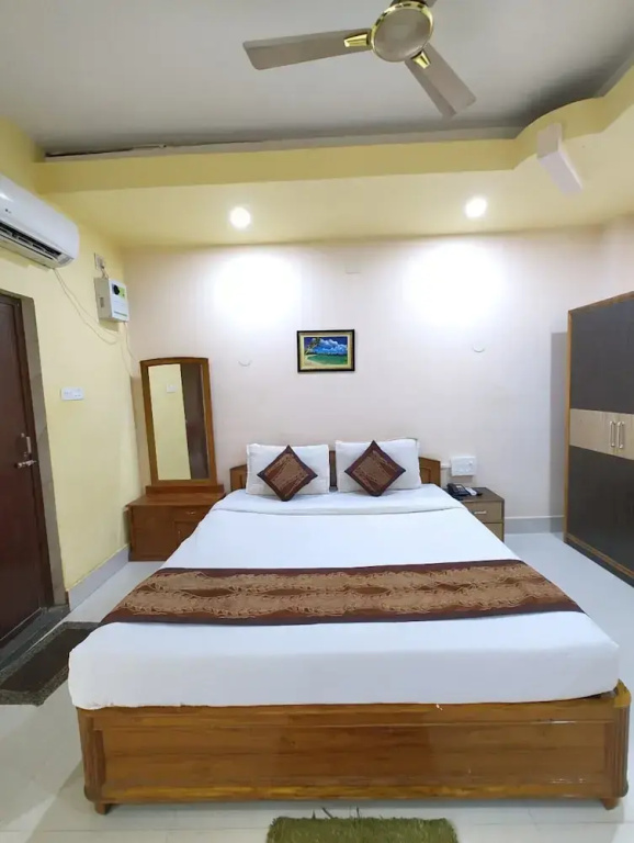 Deluxe Double room with city view (full double bed)