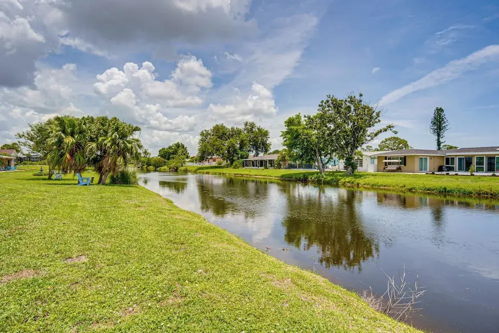 Pool & Spa: Canal-front Home Near Beaches