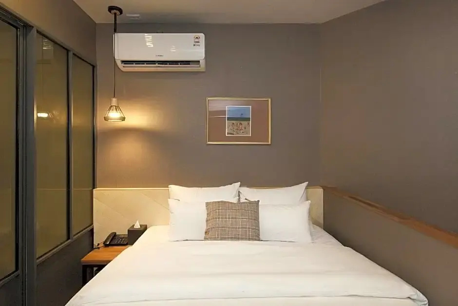 Deluxe Double room (full double bed)