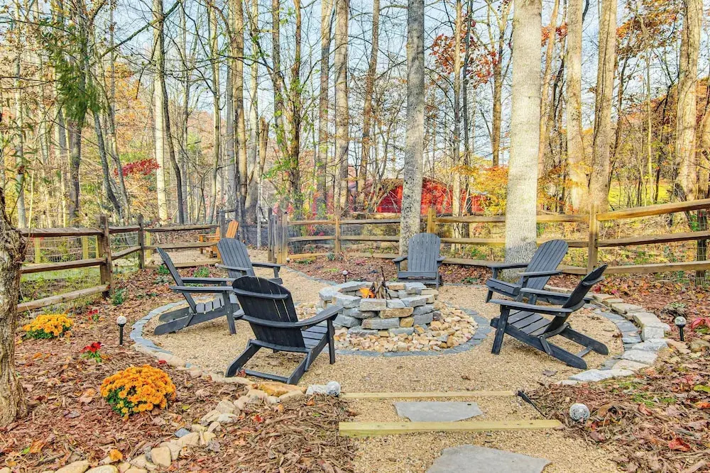 Hot Tub & Stone Fire Pit: Smoky Mountain Oasis!