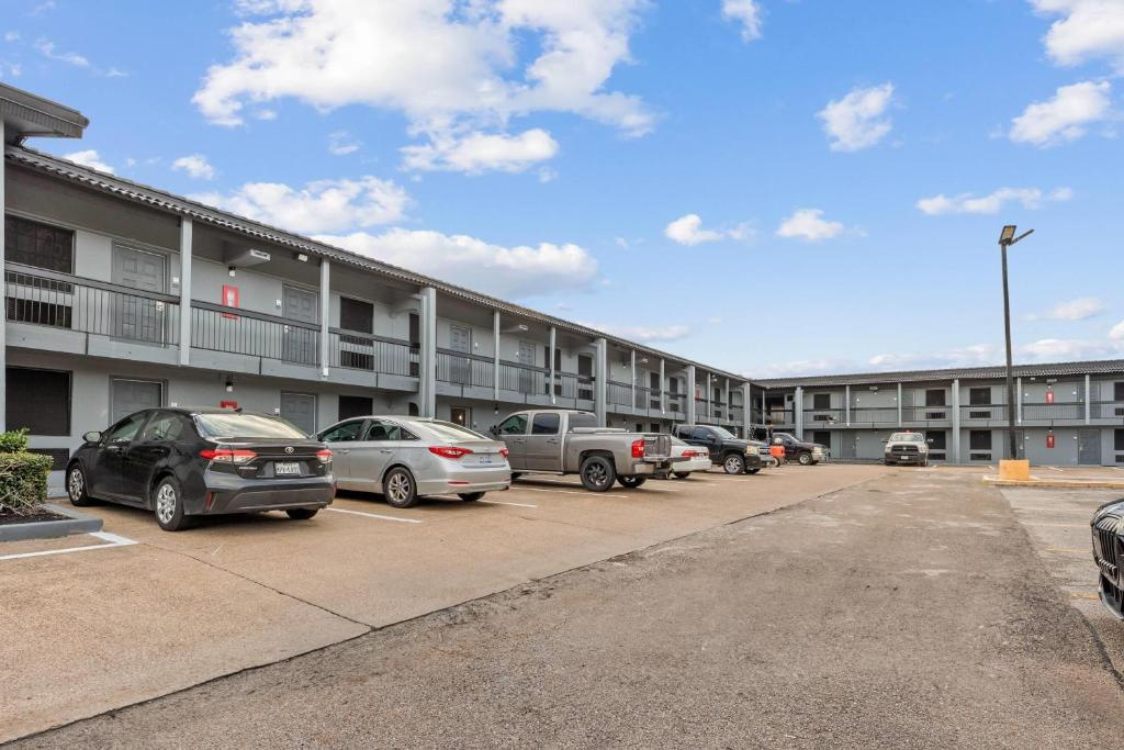 Super 8 by Wyndham Texas City/Galveston Area