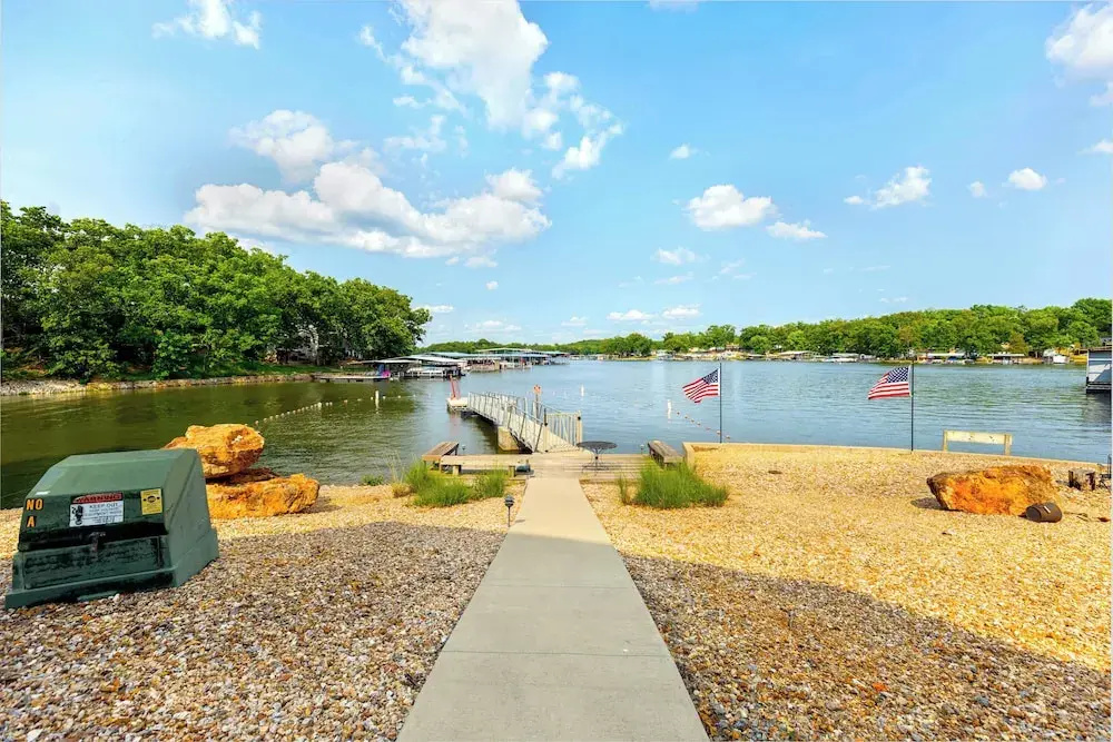 Carefree Tranquility at the Lake Waterfront Stay for 4 With Resort Amenities
