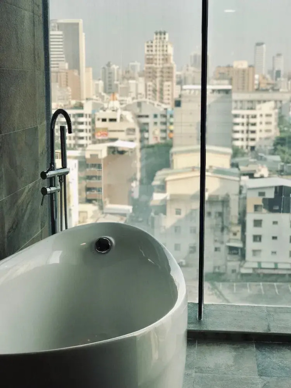Deluxe Double room with city view (full double bed)