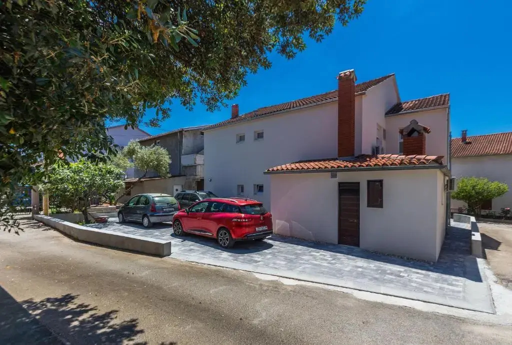 2Sis Apartments