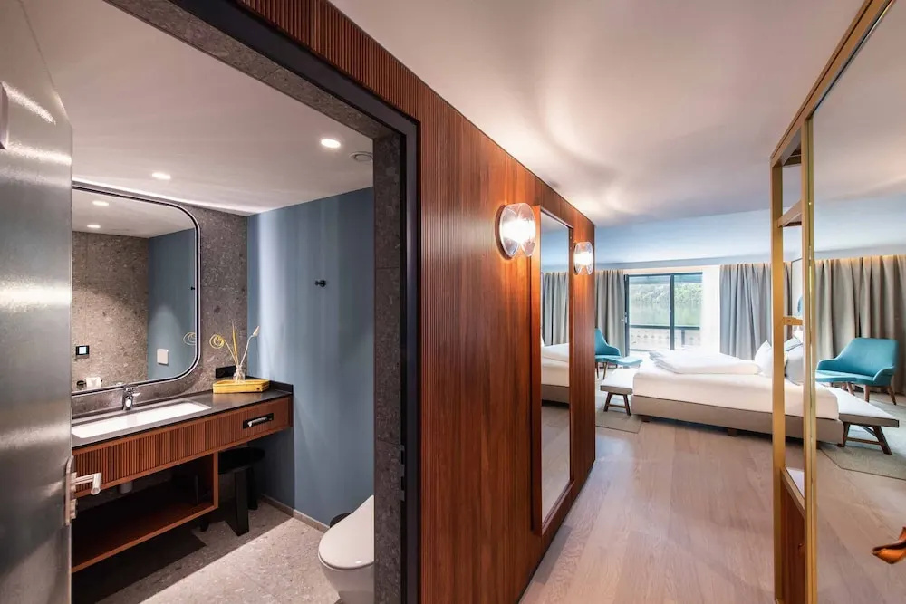 Deluxe Double room with lake view (full double bed)