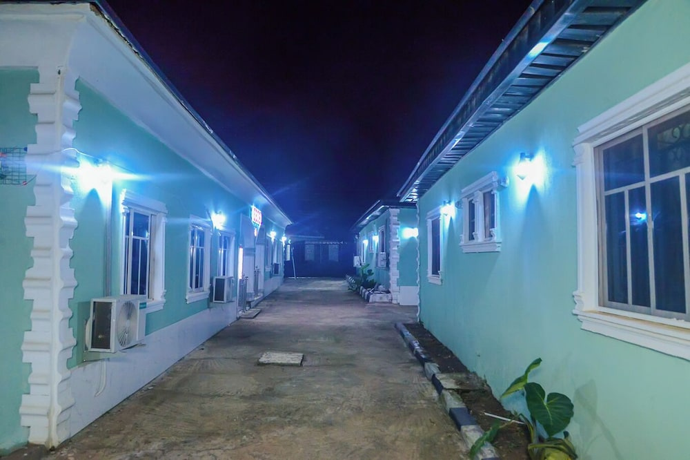 Four Crowns Serviced Apartment