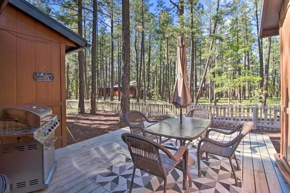 Fireplace, Deck & Grill: Pinetop Cabin Rental!