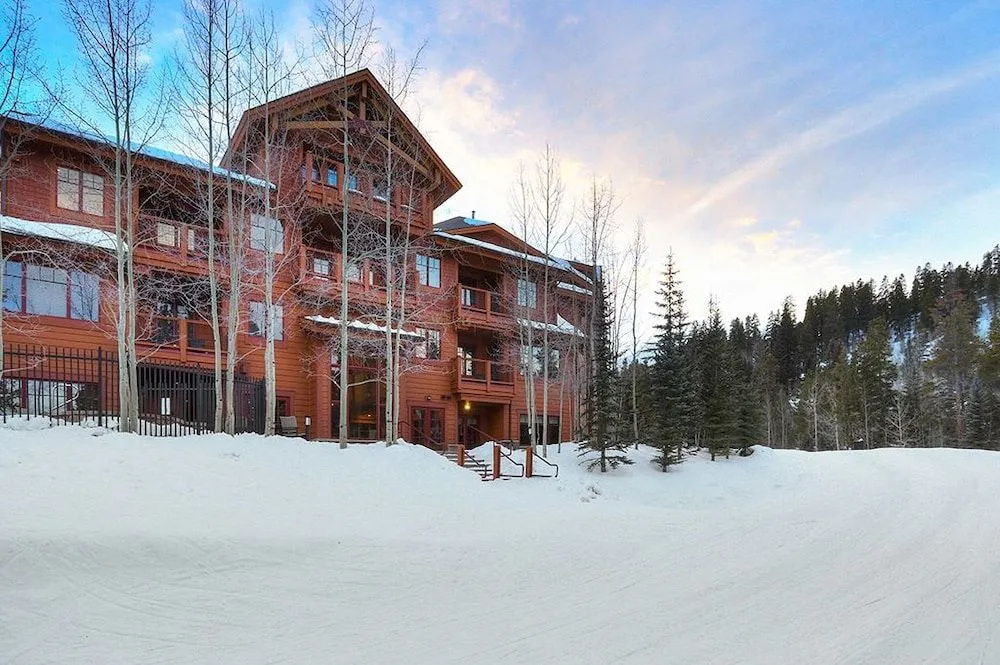 Mountain Thunder Lodge 1209 by RedAwning