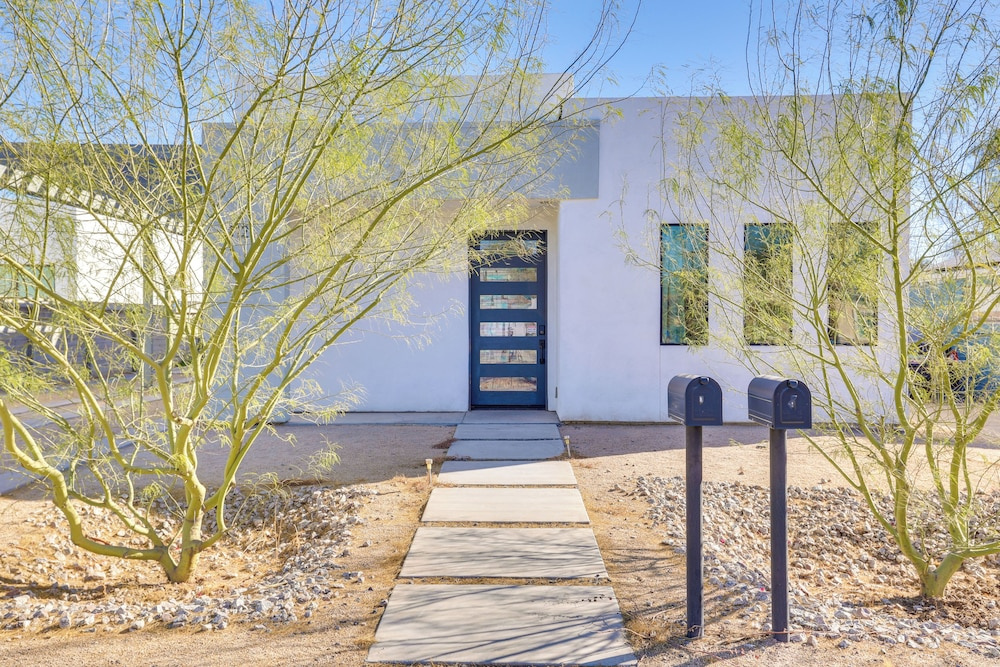 Shop, Dine & Unwind: Apt 2 Mi to Dtwn Phoenix!