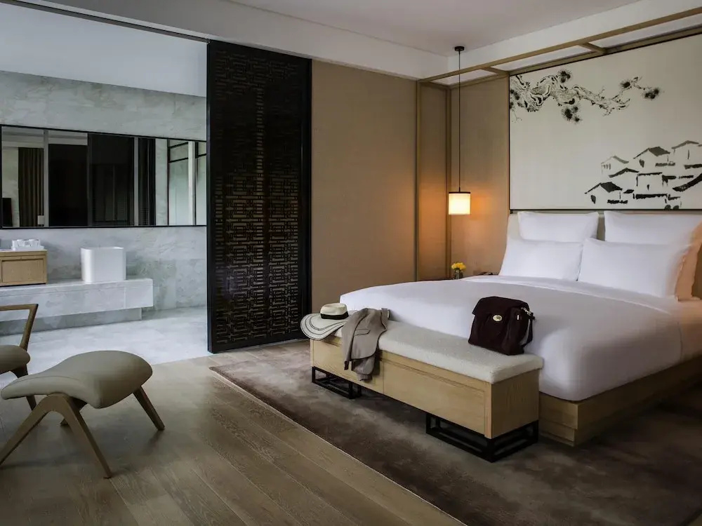 Executive Double Suite with lake view (full double bed)