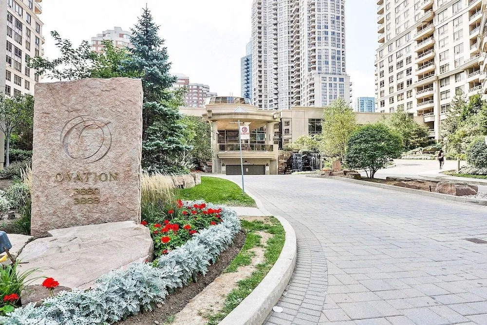 Sarkar Suites - 3880 Duke of York Blvd
