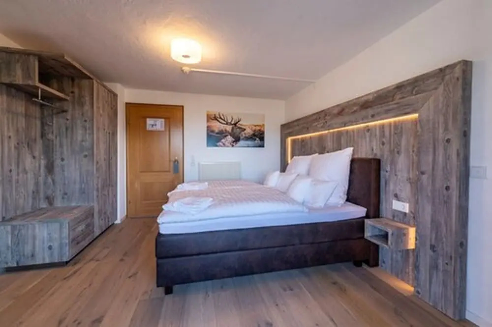 四人家庭房，設有陽台