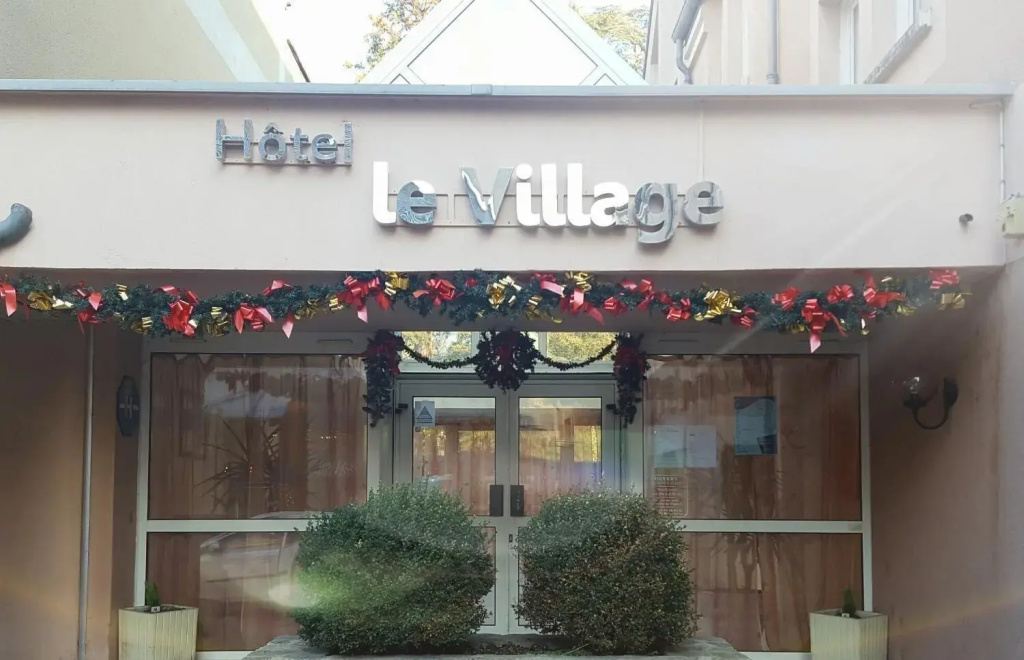 Voir la photo 1 — Hôtel Le Village