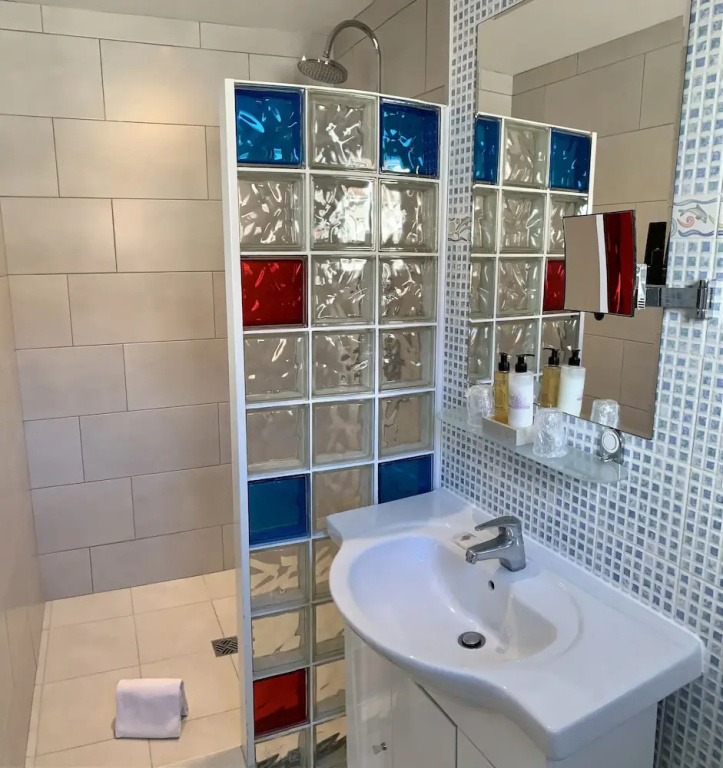 Deluxe Double room (full double bed)