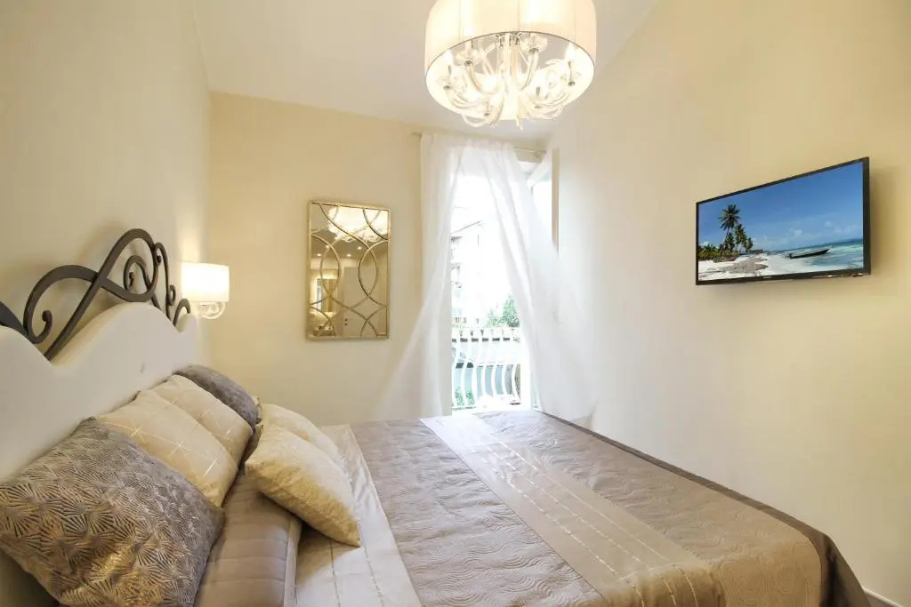 Deluxe Double room with balcony (full double bed)