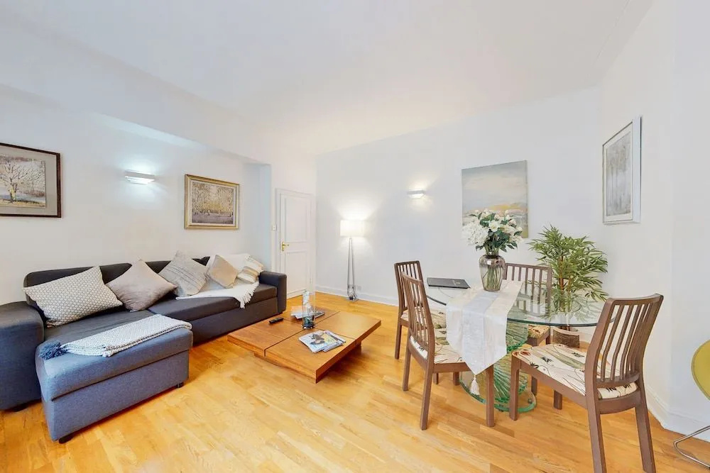 Stay In Mayfair - Général