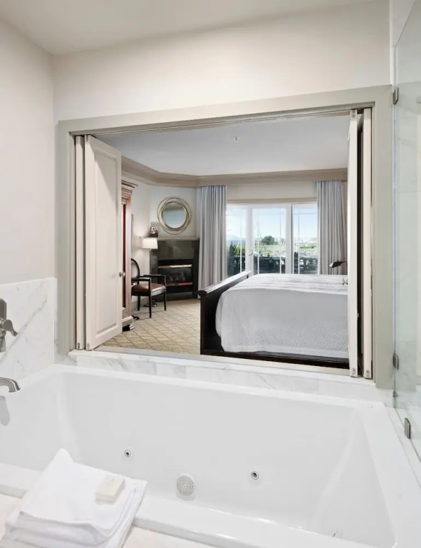 Standard Double room with bay view (full double bed)