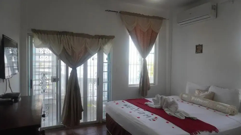 See Belize Waterside Sea View 2-bedroom Apartment w Balcony, Pool & Deck 2nd FL — фото 2