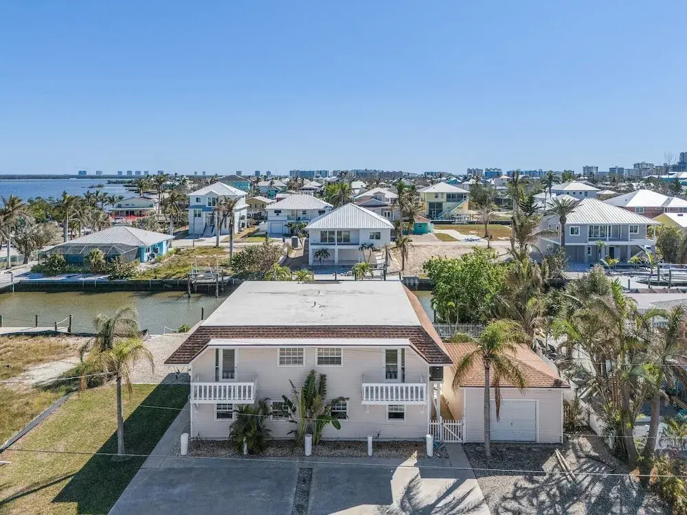 21591/3 Waterfront Duplex With Pool And Spa - Manor 4 Bedroom Home