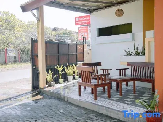 RedDoorz @ Hening Homestay