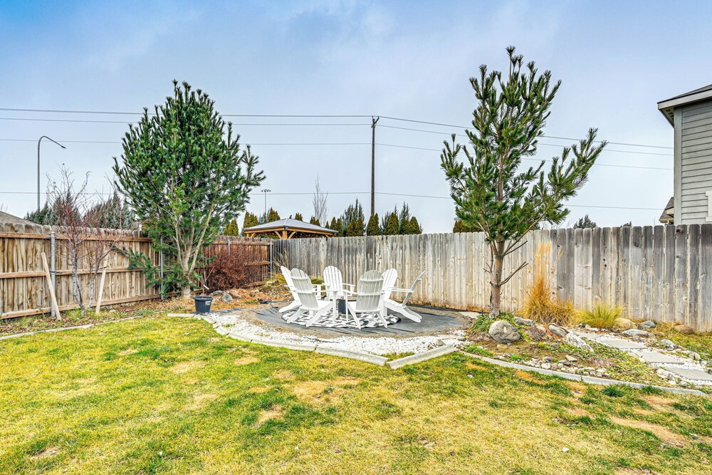 Fenced Yard & Fire Pit! Kennewick Family Retreat