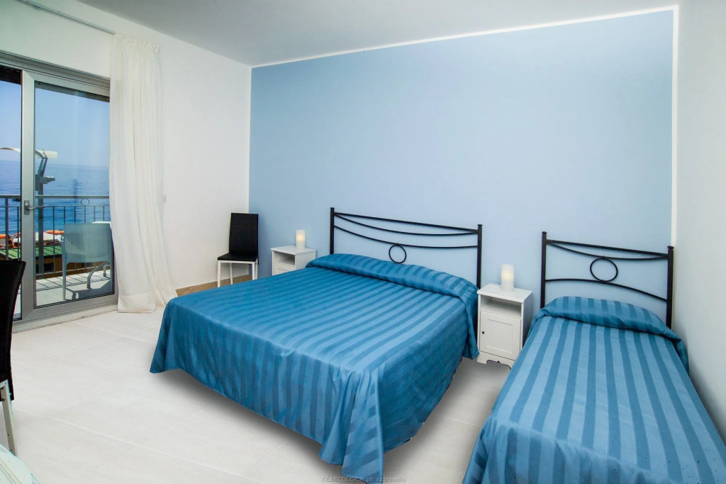 Maniel Beach Hotel - 4