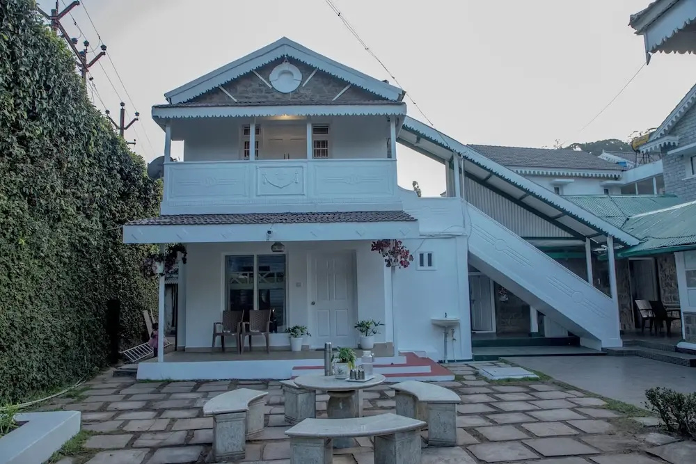 Savithri Bungalow By XploreIndo
